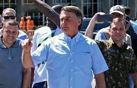 Allanan casa de Bolsonaro por caso de falsos certificados de vacuna anticovid